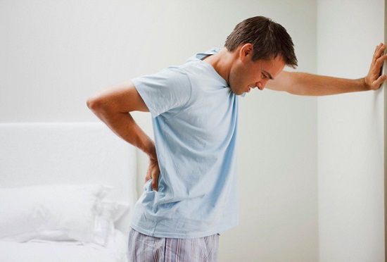 Đau lưng triệu chứng phổ biến dễ phát hiện của bệnh sỏi thận