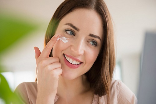 Dùng mỹ phẩm cũng là cách điều trị mụn