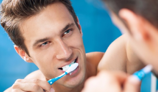Không vệ sinh răng miệng làm tăng khả năng mắc yếu sinh lý