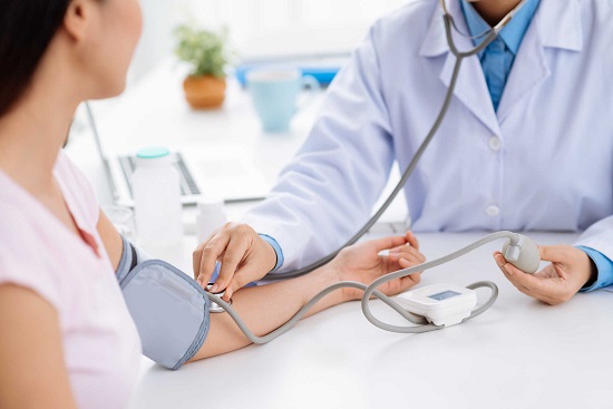 Kiểm tra huyết áp thường xuyên để xác định tình hình sức khỏe